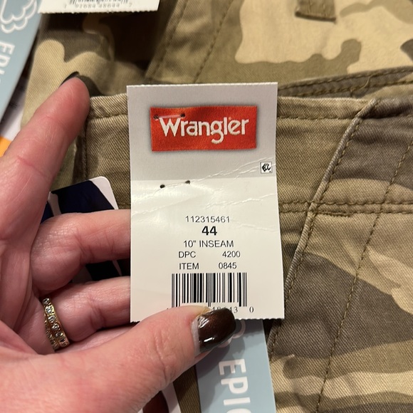 Wrangler Relaxed Fit Flex Camo Cargo Shorts Hidden Tech Pocket 10 in. Inseam - Picture 11 of 11